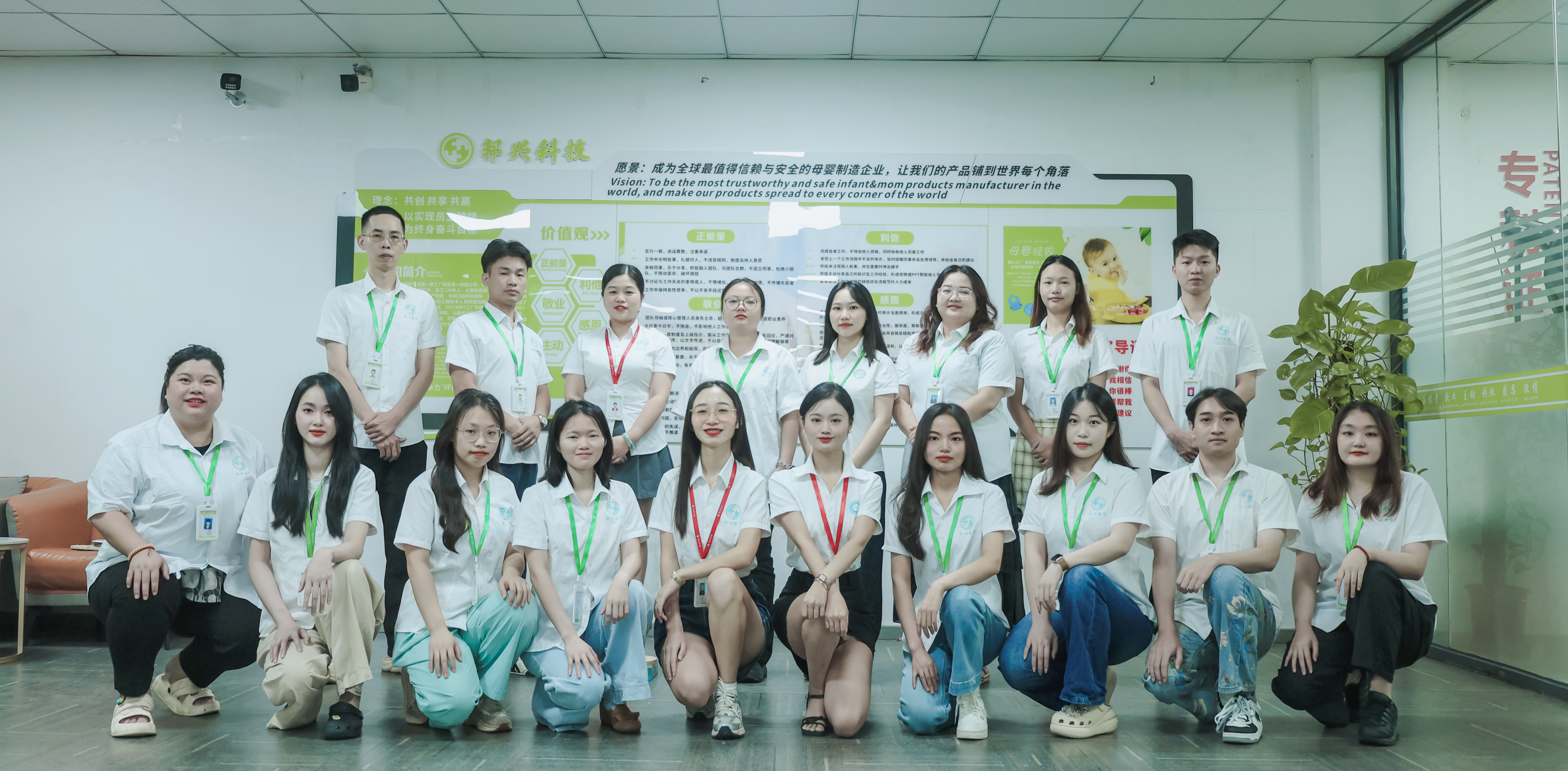 Bangxing silicone baby tableware sales, product development and export service team in Shenzhen